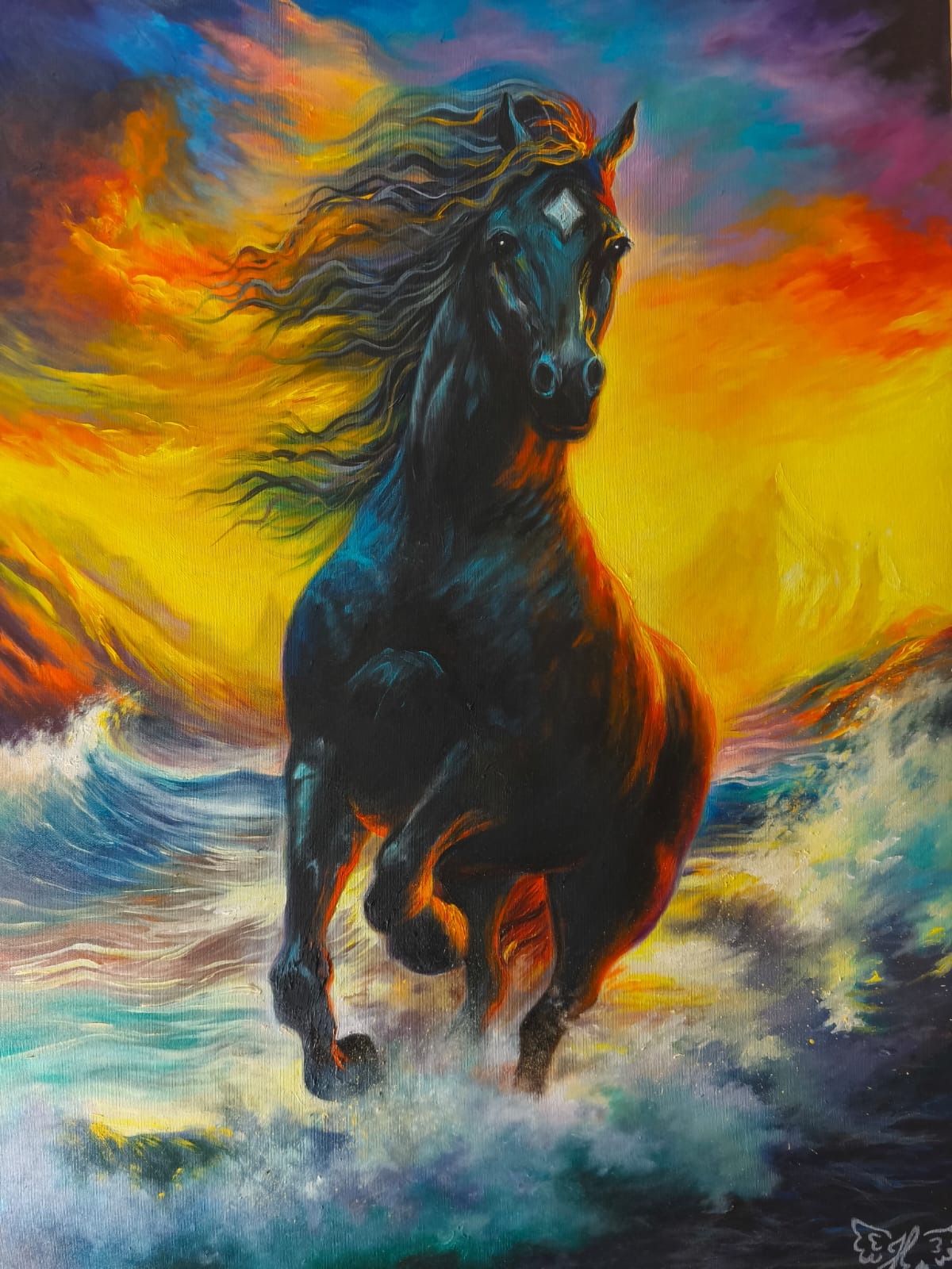 Cavalo negro galopando sobre as ondas do mar, com céu em tons de fogo e azul