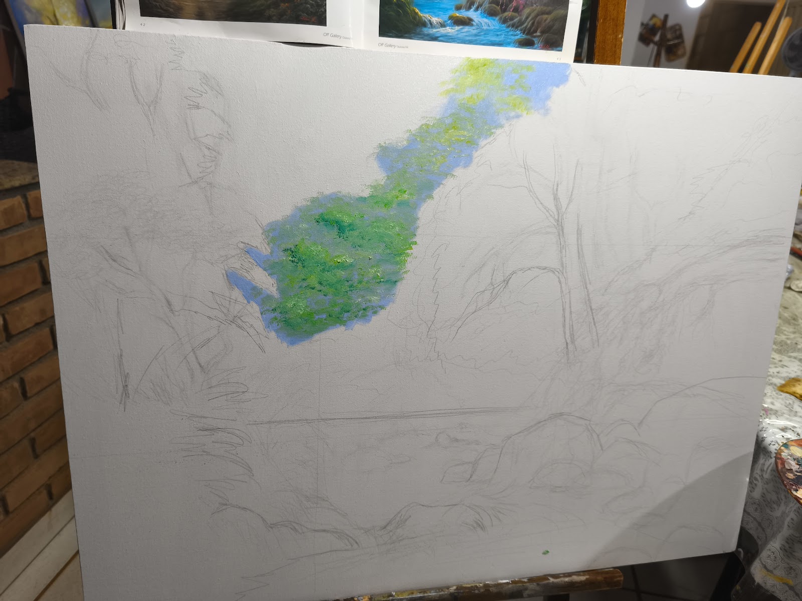 Tela com desenho a lápis da paisagem e primeiras pinceladas de verde e azul