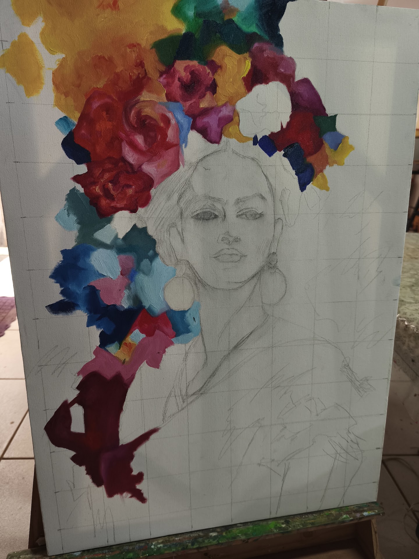 Coroa de flores em construção ao redor do desenho de Frida
