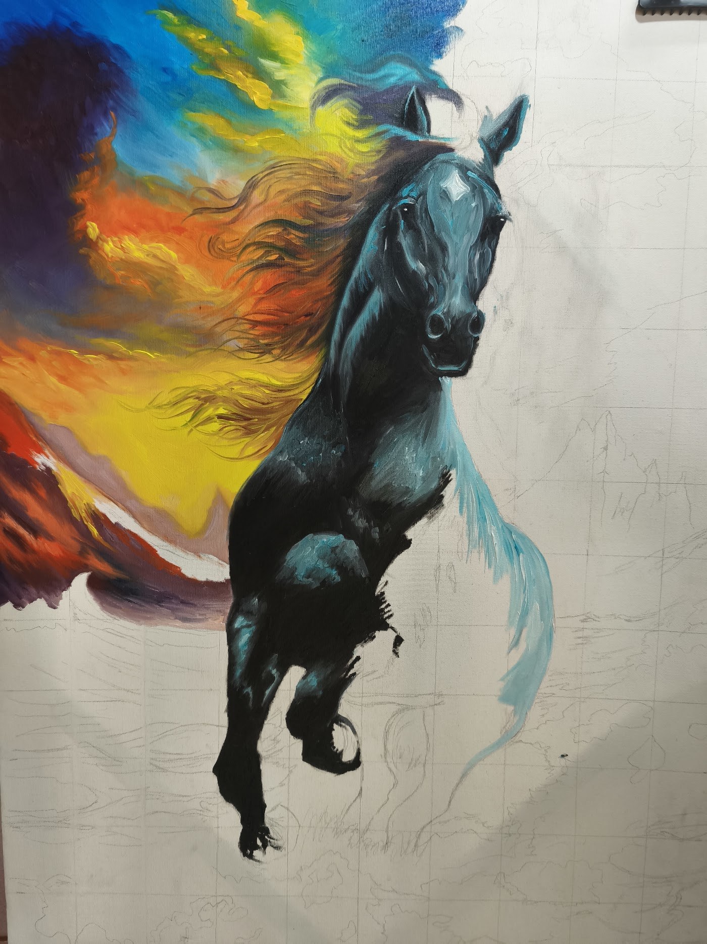 Cavalo pintado em tons escuros sobre o céu colorido