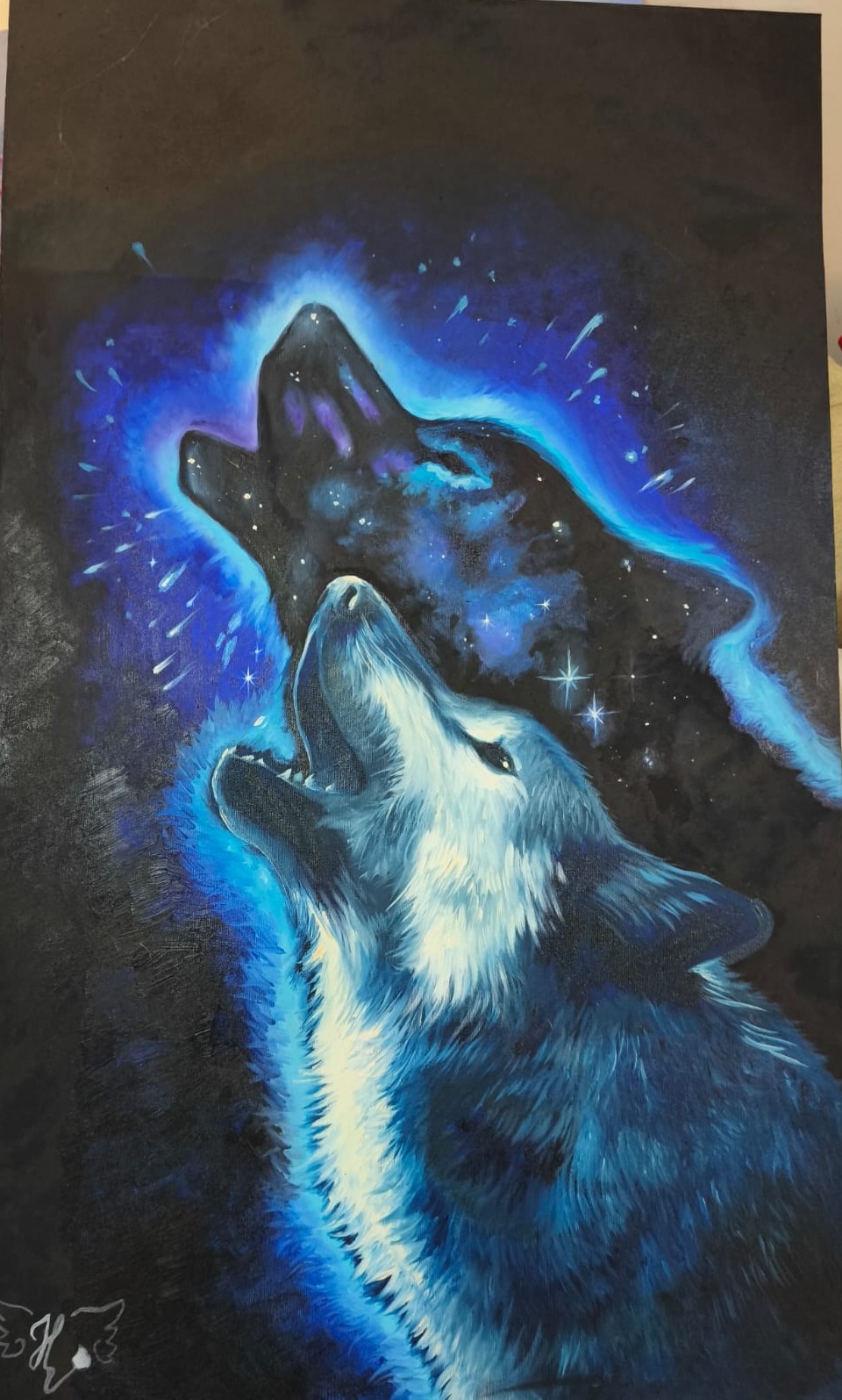 Lobo uivando, com um segundo lobo desenhado em estrelas e névoa azul