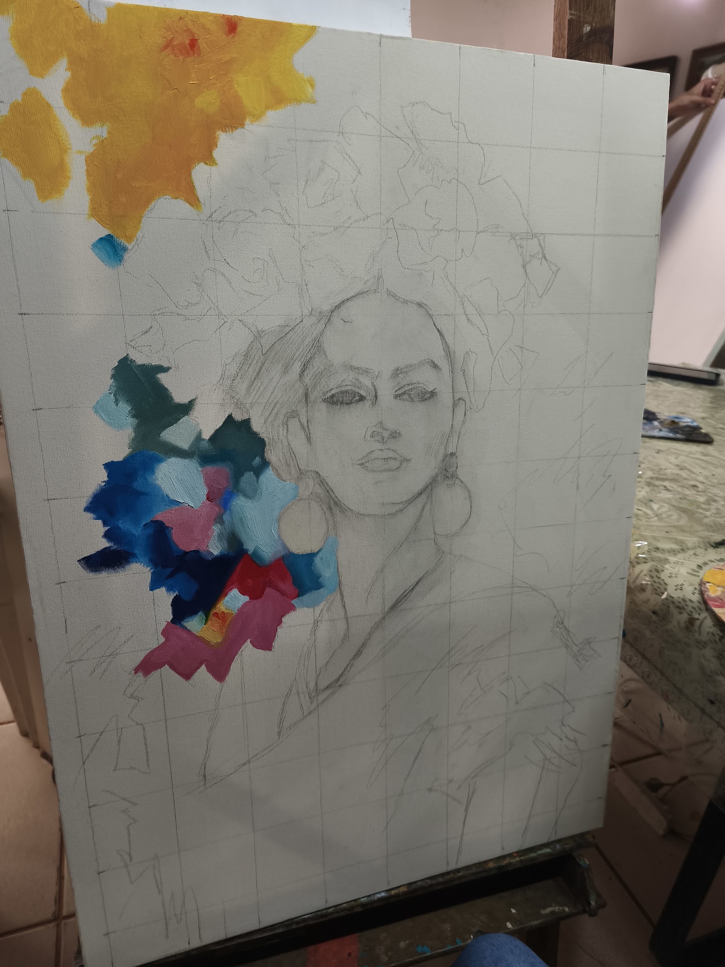 Tela com o desenho a lápis de Frida e as primeiras flores coloridas