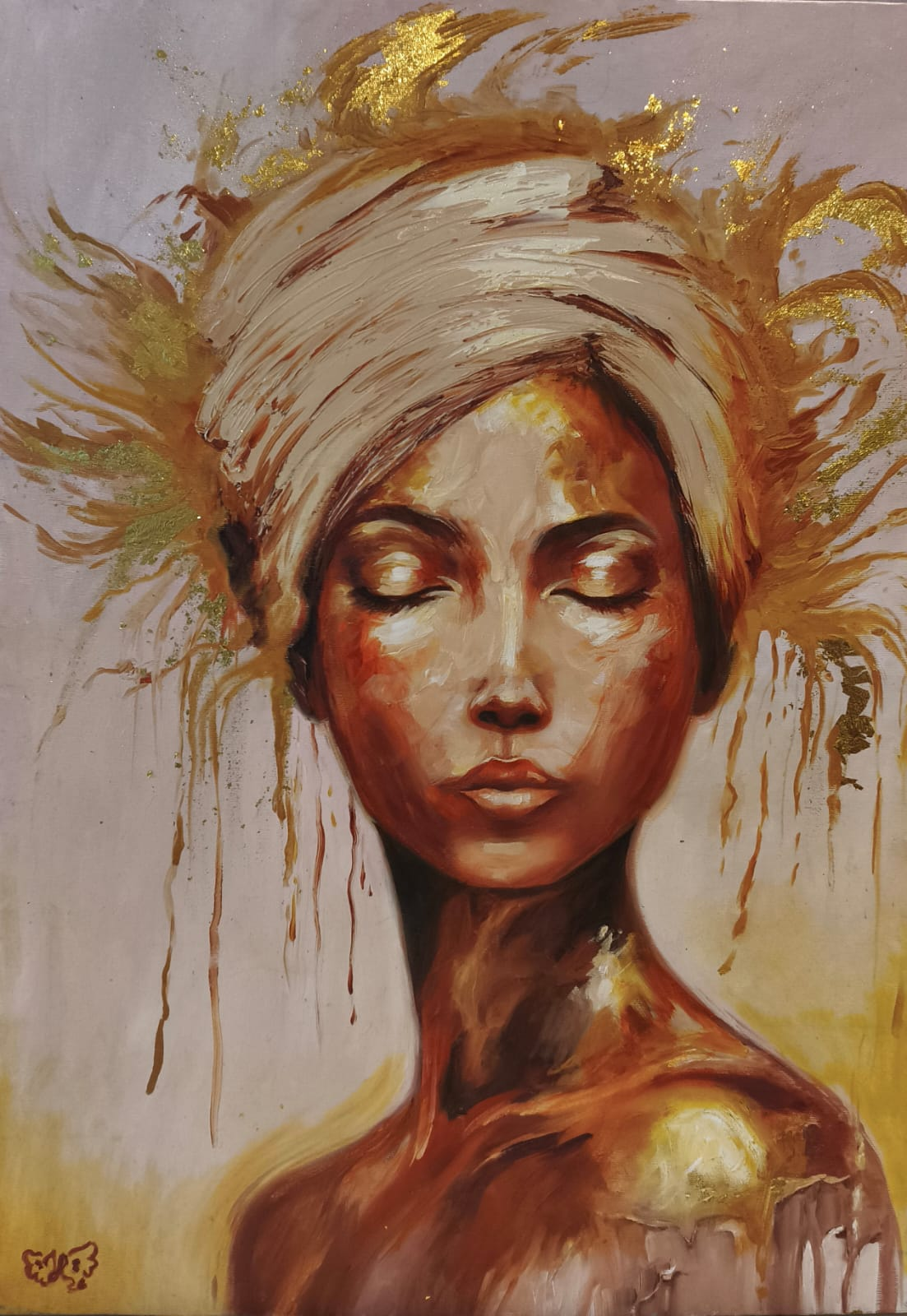 Retrato de mulher com turbante branco e respingos de folha de ouro